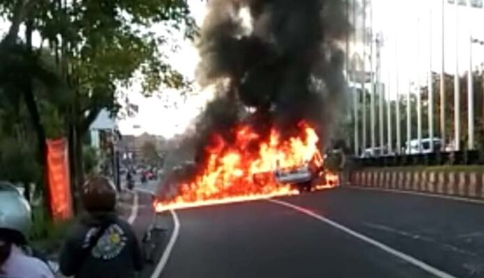 Mobil Panther Hangus Terbakar di Jimbaran