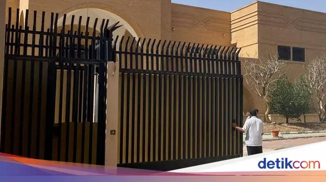  Setelah 7 Tahun, Gerbang Kedubes Iran di Saudi Akhirnya Dibuka Lagi! 
